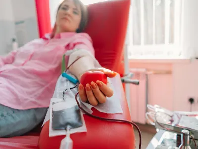 Femeie frumoasă care donează sânge - Foto: Freepik