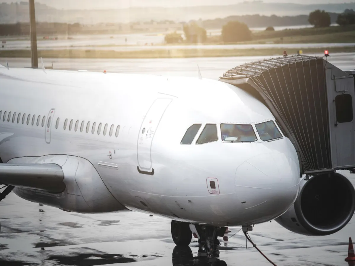 Clipe de cosmar pe un aeroport cunoscut. Un bărbat a fost aspirat de un motor al unui avion care tocmai decola