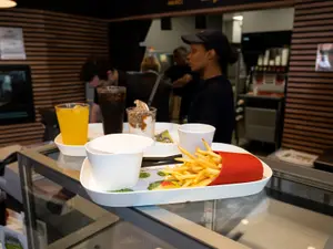 Un angajat arată ingredientul folosit la Mc Donald's pentru a da savoare. - Foto: Profimedia Images