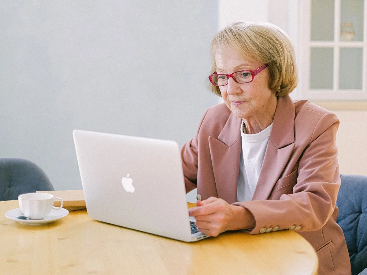 Femeie lucrând la laptop - Foto: Pexels (cu rol ilustrativ)