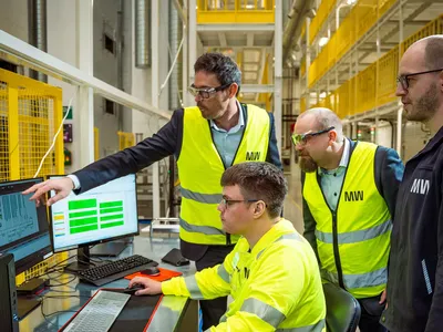 Angajați ai fabricii de baterii Morrow Batteries din Norvegia - Foto: Morrow Batteries
