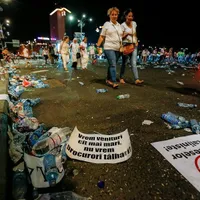 Pe lângă costurile de organizare, au existat și costuri importante pentru a fi strânsă mizeria rămasă după mitingul fanilor lui Dragnea Foto: INQUAM/Adriana Neagoe
