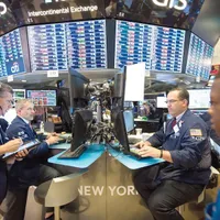 Brokeraj. De când Donald Trump a preluat mandatul de președinte, indicele Dow Jones al Bursei de la New York a crescut cu 18,5%