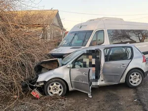 Accident grav cu 8 răniți. O șoferiță a intrat cu mașina pe contrasens și a lovit un microbuz - Foto: News.ro