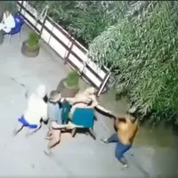 Bătaie cu scaune și bâte într-un bar din Dâmbovița. Unul din bătăuși, făcut KO cu o scândură - FOTO: Facebook/Exclusivdb