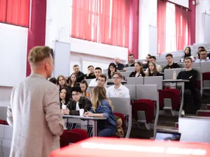 Zeci de studenți la competiția UniCredit Fintech Hackathon, la Romanian Creative Week - Foto: Romanian Creative Week