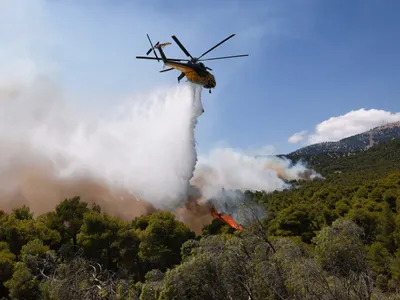 Elicopter în operațiunea de stingere a incendiilor din Grecia - Foto: Profimedia Images (rol ilustrativ)