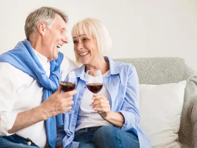 Cuplu de pensionari care servesc un pahar de vin - Foto: Freepik (Imagine cu rol ilustrativ)