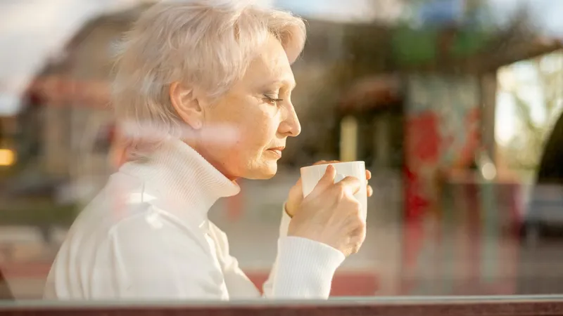 Escrocheria ”Ziua cafelei” îi lasă pe pensionari fără pensie. ”I-a cerut o semnătură și 100 de lei” - Foto: Freepik (rol ilustrativ)