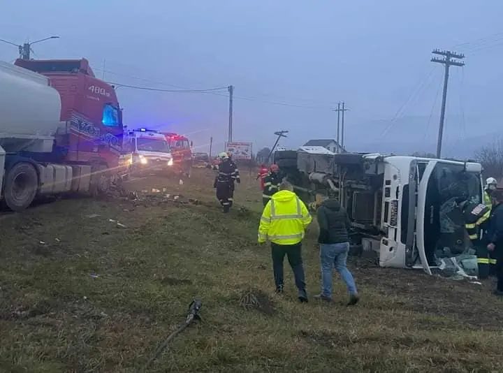 Accident între un autocar și o cisternă cu motorină, în Bistrița: 13 răniți, doi în stare gravă. / Foto: Info Trafic 24, Facebook