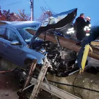 Un tînăr șofer a scăpat cu viața ca prin minune după ce mașina i-a fost străpunsă de la un capăt la altul de fierul parapetului metalic Foto: totalimpact24.ro