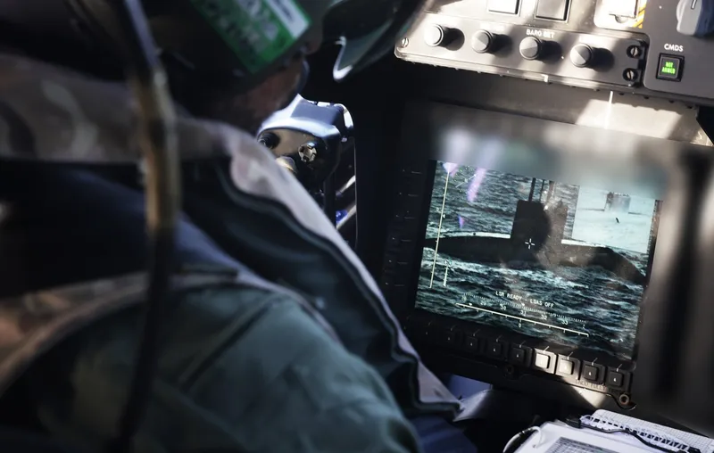 O navă de război britanică urmărește un submarin rusesc în timpul unei misiuni NATO - Foto: Profimedia Images