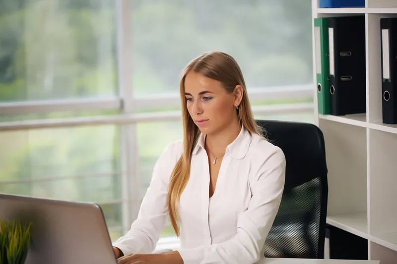 Femeie la birou - Foto: Freepik