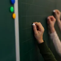 O bucată de tavan a căzut într-o sală de clasă, în timpul orelor. Doi elevi au fost răniți - Foto: Freepik (Imagine cu rol ilustrativ)