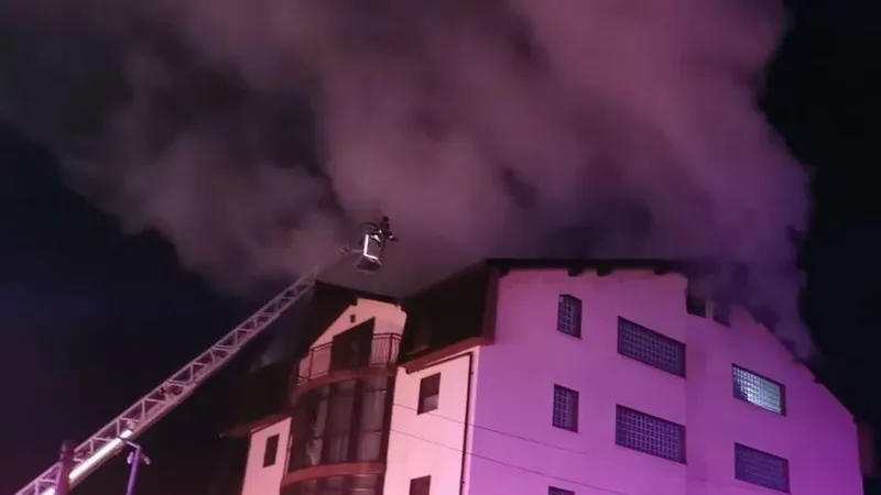 O pensiune din Călimănești, în flăcări. Pompierii intervin în forță, ar fi persoane blocate - Foto: News.ro