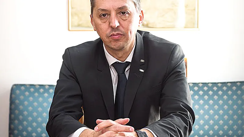Psihologul Daniel David a arătat că analfabetismul
funcțional, neîncrederea față de autorități și credința în superstiții au prăbușit campania de vaccinare