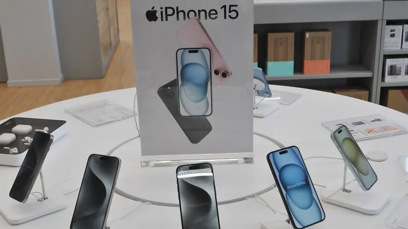 La Inspectoratul General pentru Imigrări a venit „Moșu”: iPhone 15 Pro Max, de 1.560 € bucata - Foto: Profimedia Images