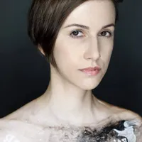 Alexandra Furnea, jurnalistă, este una dintre supraviețuitoarele tragediei din Colectiv. Ea se chinuie cu rănile infectate și după patru ani. FOTO: Facebook