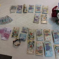 Descinderi la clanul de proxeneți Chira, ai cărui membri l-ar fi asasinat pe John Englezu. Au fost găsite sume mari de bani și importante cantități de tutun Foto: Politia Romana