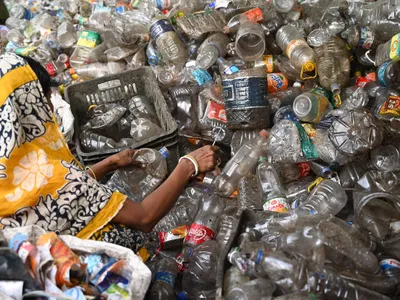 Sitcle goale de plastic adunate pentru reciclare - Foto: Pexels (cu rol ilustrativ)