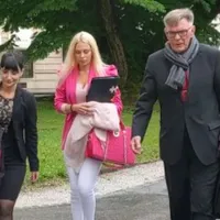 Julija Adlesic (centru), tânăra din Slovenia care și-a tăiat mâna ca să încaseze primele de asigurare/FOTO: total-slovenia news.com