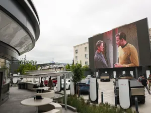 Elon Musk își deschide „cârciumă” retro-futuristă Tesla Drive în Los Angeles. Promisă din 2018 - Foto: Profimedia Images