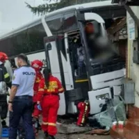 Un autocar cu 24 de pasageri a intrat violent într-un gard, în judeţul Bihor. Șoferul este grav Foto: IPJ Bihor