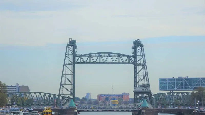 Podul a fost construit în 1878. FOTO: rotterdampages.com