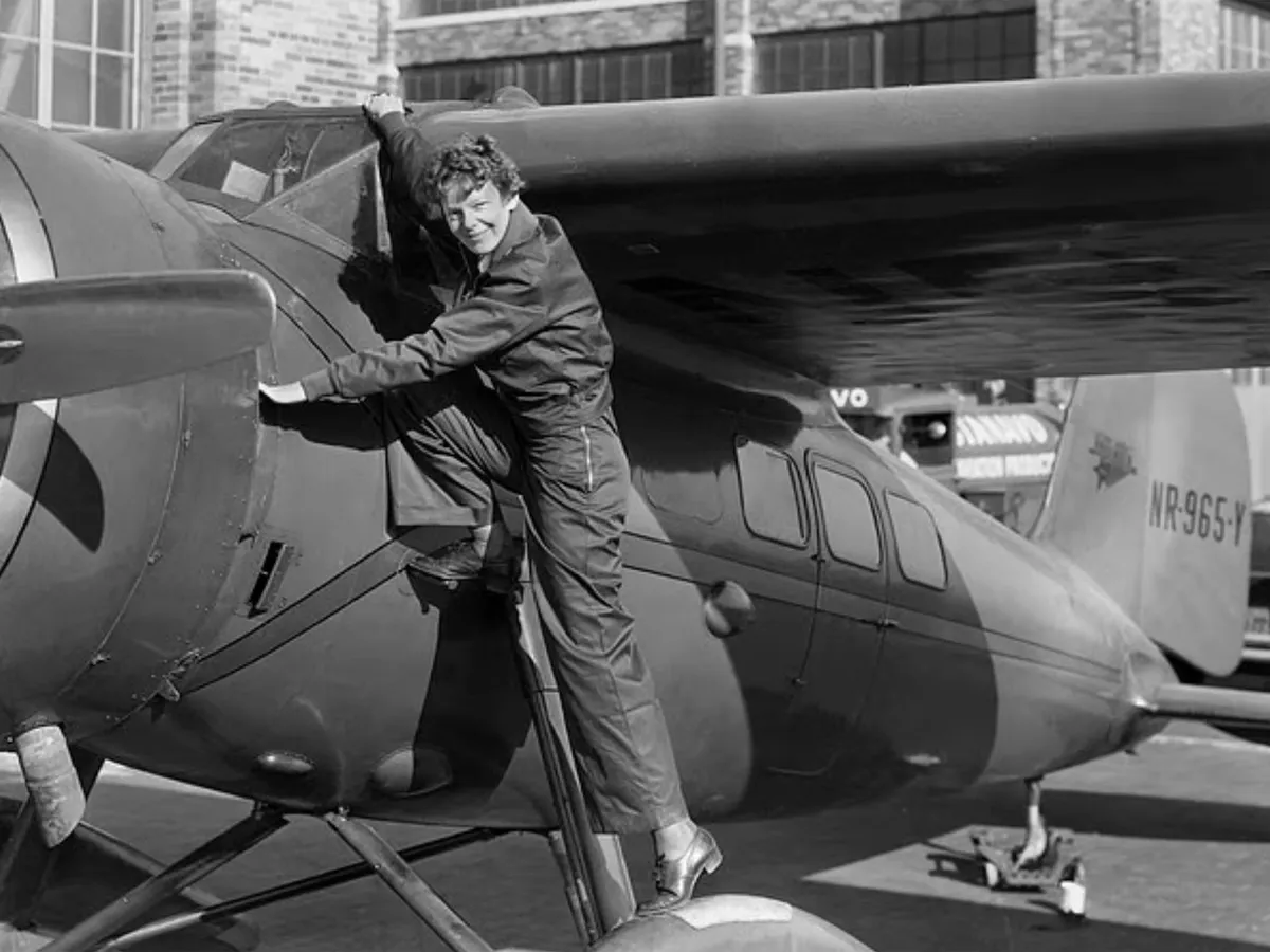 Amelia Earhart (1897-1937), pionieră americană a aviației, cu avionul ei roșu Lockheed 5C Vega, în 1932 - Foto: Profimedia Images