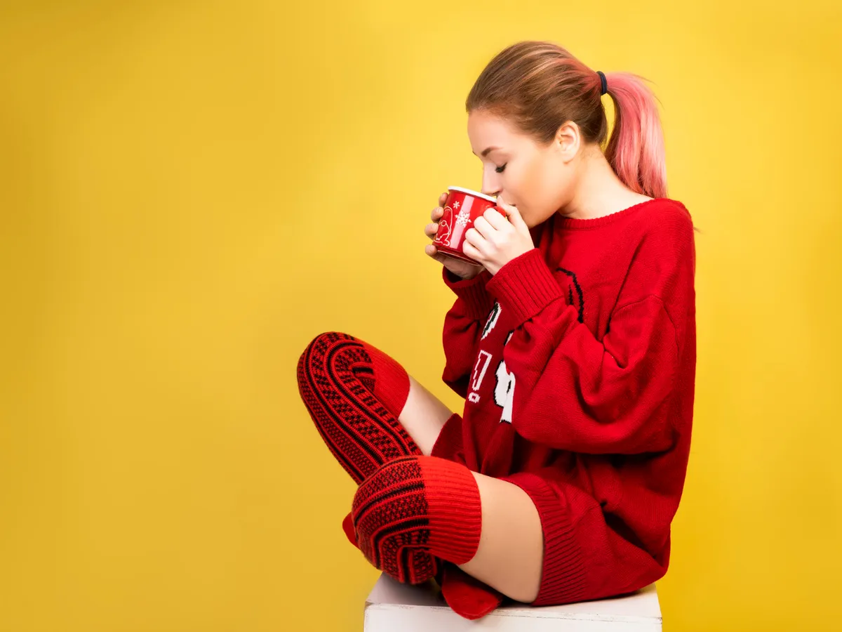 Tânără la o cafea cu ciocolată - Foto: Freepik