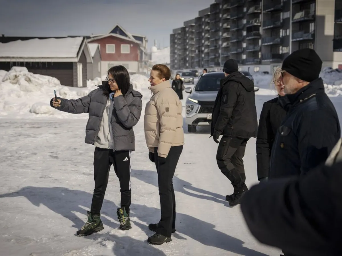 Premierul danez Mette Frederiksen face un selfie cu omologul său interimar groenlandez, Múte B. Egede, pe străzile din capitala Nuuk - Foto: Profimedia Images