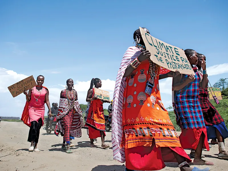 SĂ NE ÎNCĂLZIM  Participând la un protest global în martie 2022, femeile din comunitatea Masai din Kenya au cerut „reparații climatice“ și acțiuni semnificative din partea liderilor mondiali