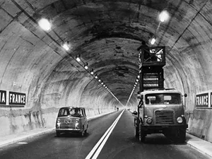 La cunoscutul tunel Mont Blanc, cu o lungime de 11 kilometri, ce leagă Franța de Italia, s-a lucrat din 1959 până în 1962 - Foto: bbc.co.uk