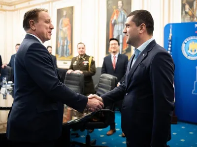 Radu Miruţă, ministrul Apărării, şi congresmanul american Pat Fallon - Foto: MApN