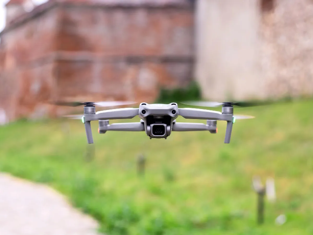 O dronă a zburat deasupra casei unei femei. Apoi a trebuit să plătească 20.000 $. „Am crezut că e o greșeală”