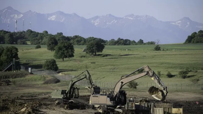 Construcția bazei militare-oraș de la Cincu, unde este dispus Grupul de Luptă Multinațional al NATO, condus de Franța. Sursă foto: Ministerul Apărării de la Paris