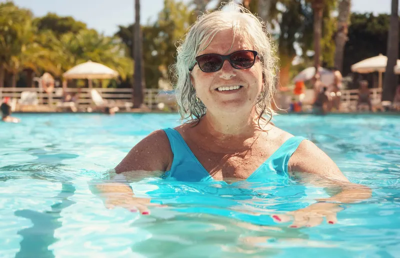 Pensionară la pensie aflată la tratament - Foto: Freepik