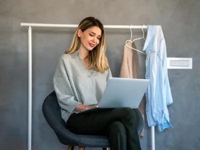 Fată care stă pe laptop - Foto: Freepik (Imagine cu rol ilustrativ)