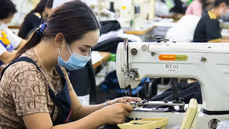 O companie românească ce lucra pentru Hugo Boss e aproape în faliment. Sute de angajaţi, concediaţi - Foto: Flickr/ILO Asia-Pacific (imagine cu caracter ilustrativ)