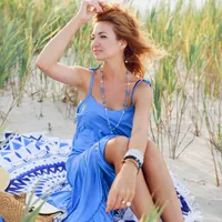 Tânără femeie relaxându-se pe plajă - Foto: Freepik/svetlanasokolova