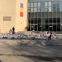Protest la Tribunalul București unde judecătorii au amânat redeschiderea dosarului „10 august”/FOTO: Inquam Photos/George Călin