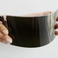 Ecranul OLED flexibil are la bază un substrat care nu se rupe și nu se sparge, acoperit cu un geam din plastic special.