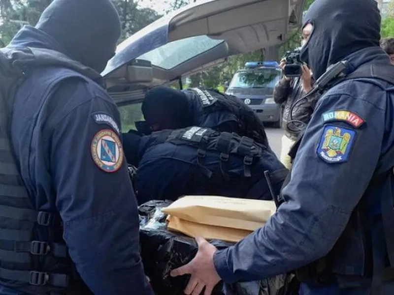 În urma percheziţiilor au fost identificate mai multe bunuri şi înscrisuri cu valoare probatorie, printre care 28 carduri de bancare de combustibil şi de credit - Foto: Poliţia Română