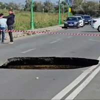 Drum județean închis după ce o groapă a apărut în mijlocul asfaltului. Ce s-a întâmplat și unde? - Foto: Stirile ProTv
