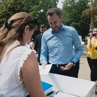 Primarul Gheorghe Falcă, semnând pentru inițiativa Fără penali în funcții publice