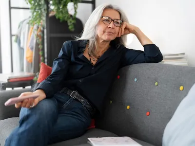 Pensionară la pensie, în casă - Foto: Freepik