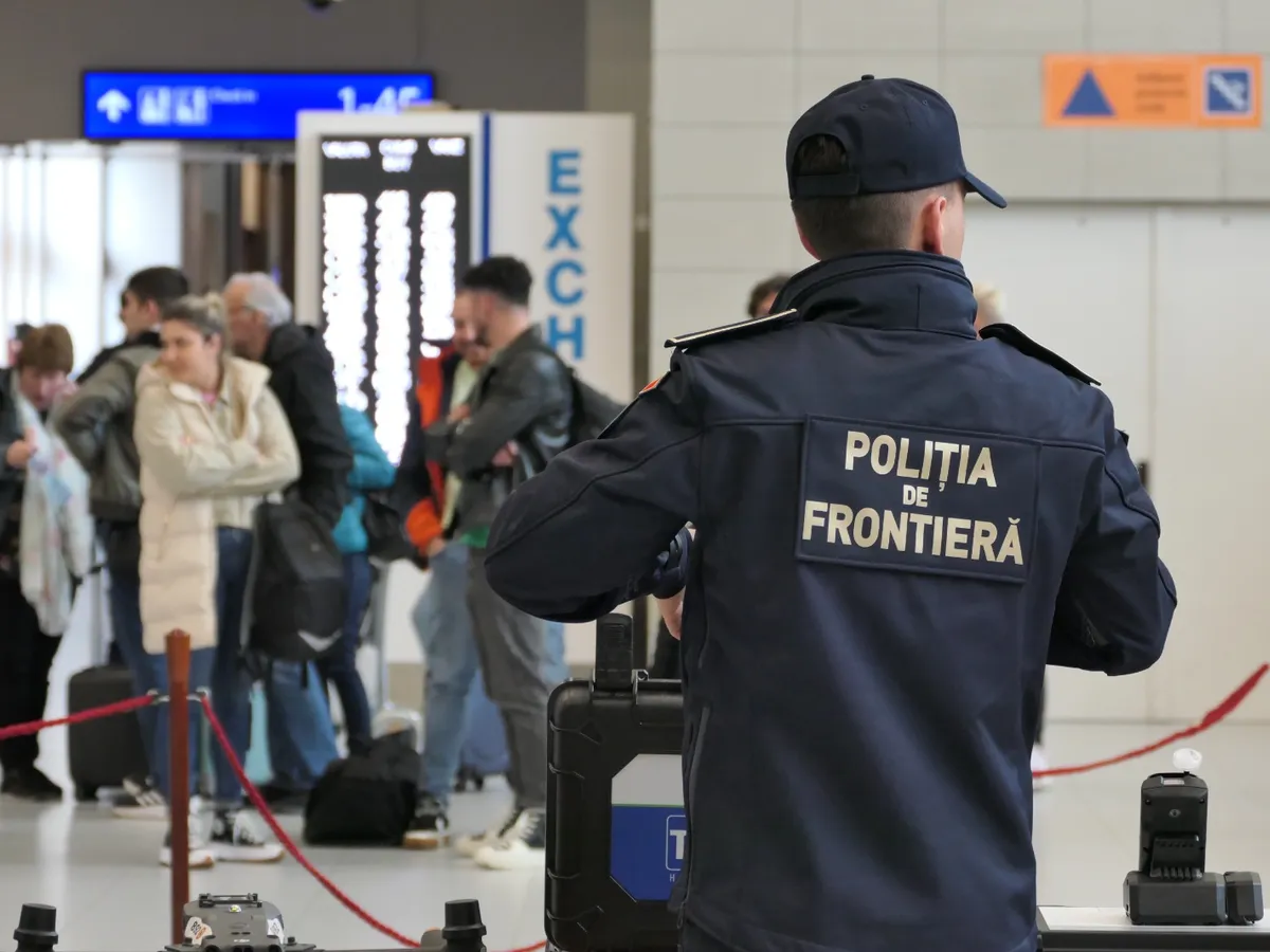 Cum era să ”zboare” o comoară din țară. 10 monede din aur, în bagajul unei românce. Unde pleca? - Foto: Poliția de Frontieră (rol ilustrativ)