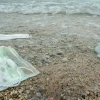 Peste 1,5 miliarde de măști de unică folosință vor ajunge în oceanele lumii/FOTO: Getty