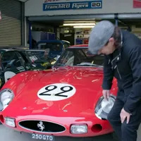 Nick Mason, bateristul Pink Floyd, îl plimbă pe Brian Johnson de la AC/DC cu Ferrari 250 GTO. / Foto: captură video