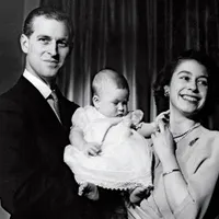 ÎNCEPUT Viitoarea Regina Elisabeta a II-a și Prințul Philip îl prezintă pe Prințul Charles